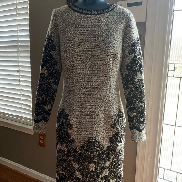 Gorgeous embroidery detailed dress with lining - Picture 2 of 8